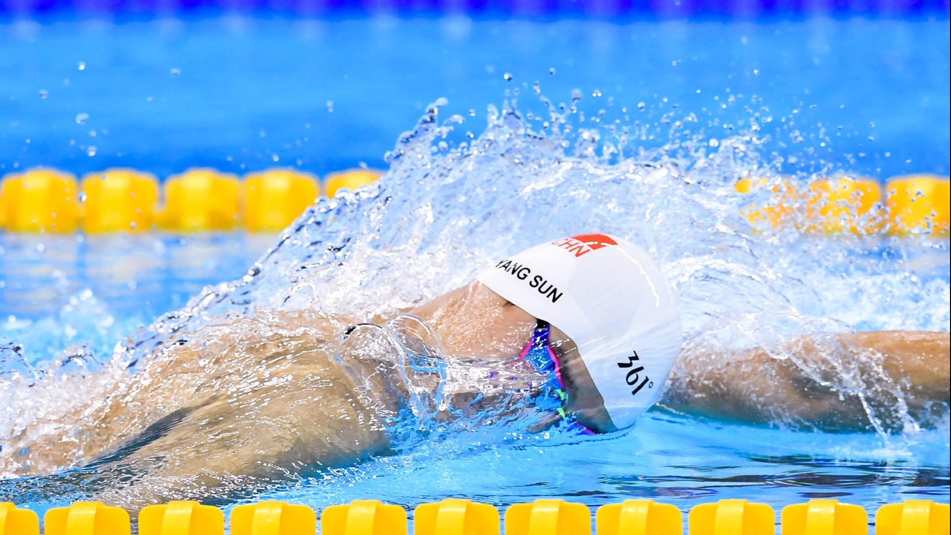 赛道上的新纪元,周冠宇刷新纪录,红牛二队鏖战雷诺车队